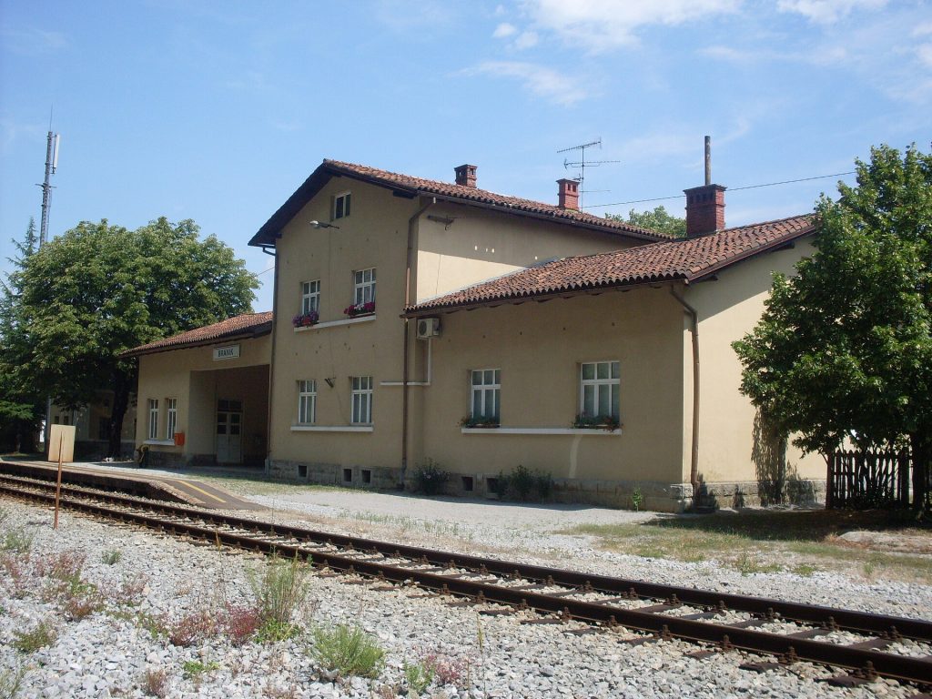 File:Branik-train station.jpg