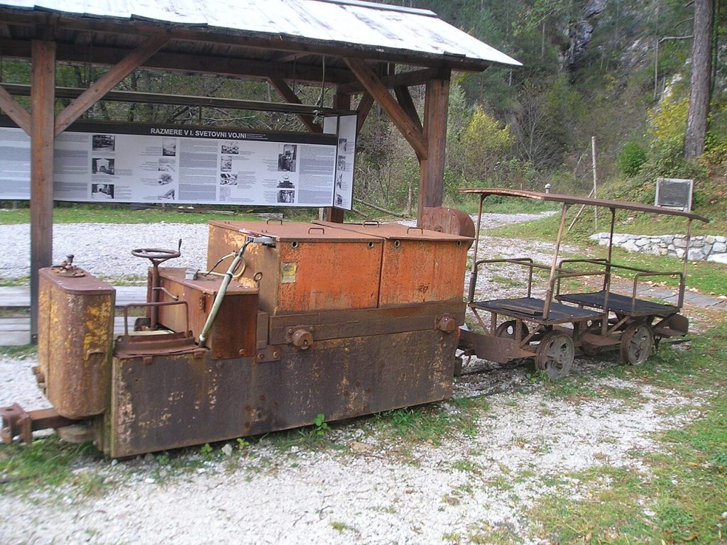 Log pod Mangartom - File:Log pod Mangartom-mine train.jpg