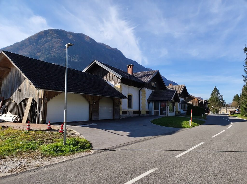 Mojstrana - File:Dovje, former train station Dovje-Mojstrana 01.jpg