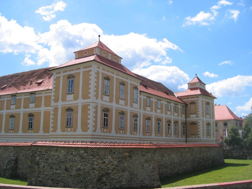 File:GradSlovenskaBistrica1.jpg