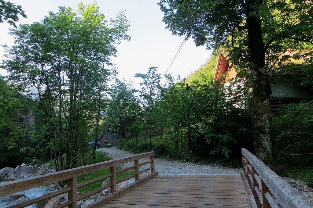 Tržič - File:Dolina Trzic Slovenia 1.jpg