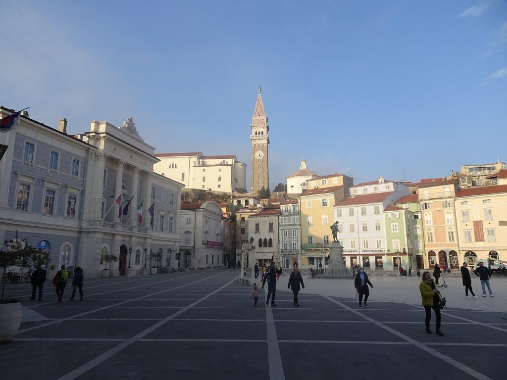 Tartini-Platz, Küste und Karst