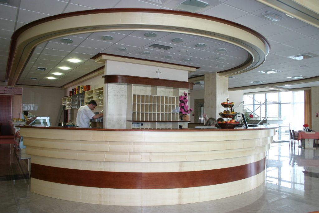 Recepcija in šank v hotelu Krek