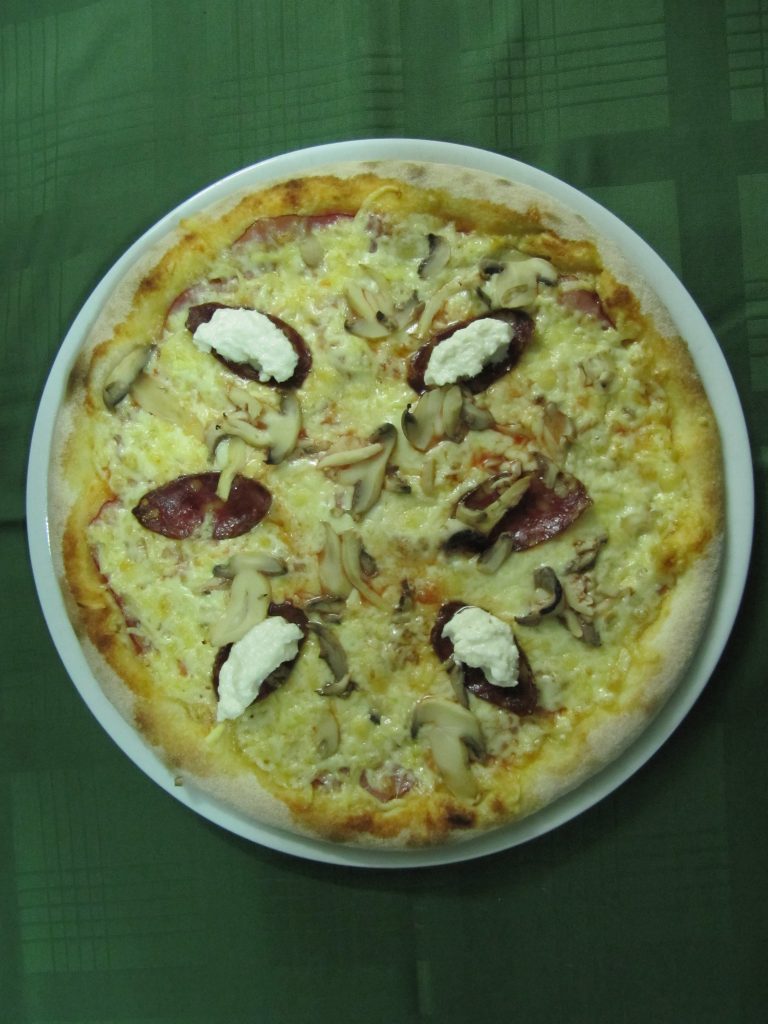 Kmečka Pizza